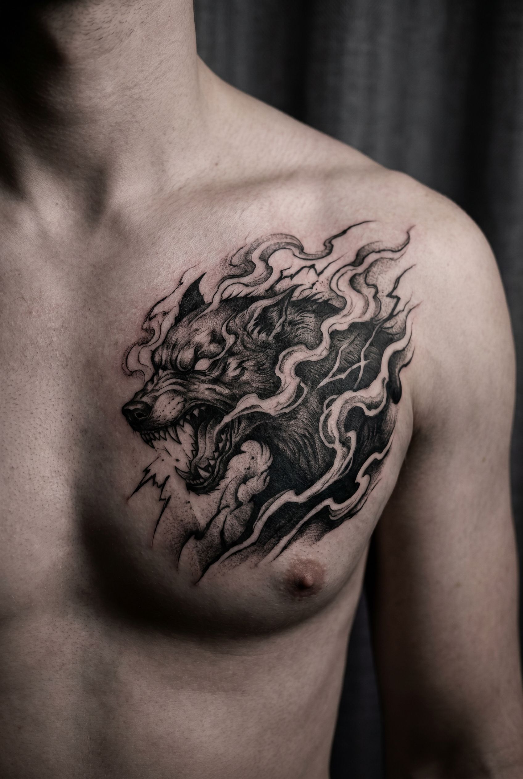 Tatouage de la Bête de Guts, chien spectral menaçant, sur le pectoral