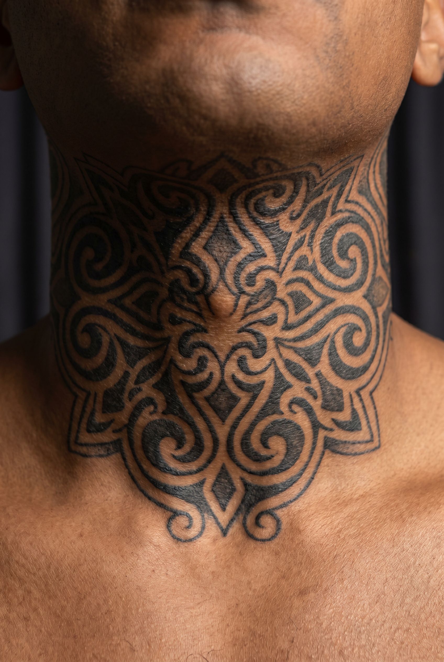 Tatouage ornemental sur la gorge d'un homme