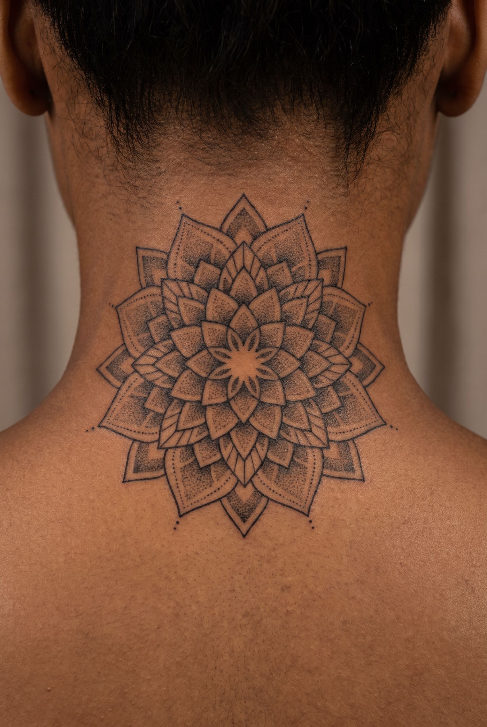Tatouage mandala géométrique sur la nuque d'un homme