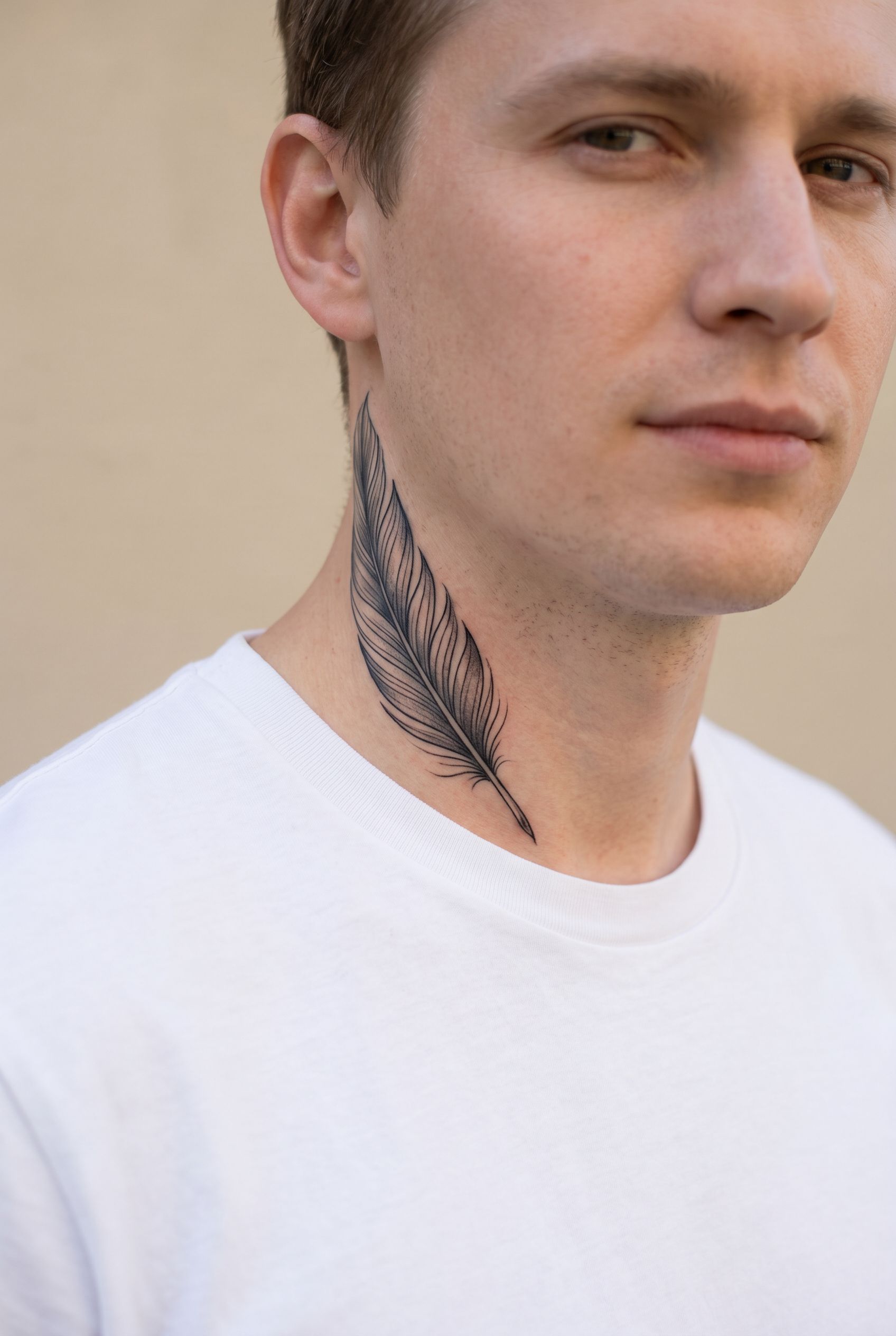 Tatouage plume graphique sur le côté du cou d'un homme