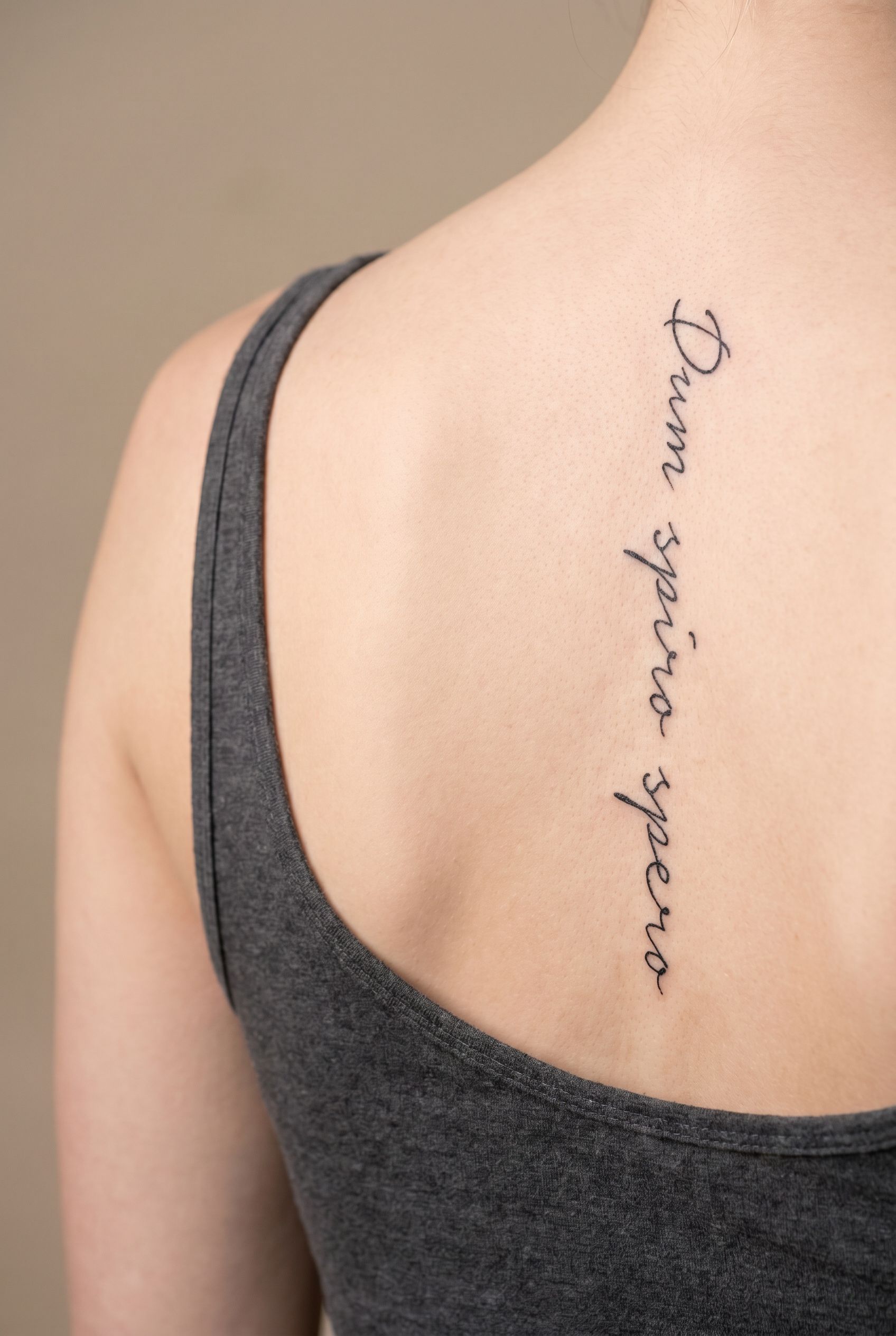 Tatouage de la phrase latine Dum spiro spero le long de l'avant-bras