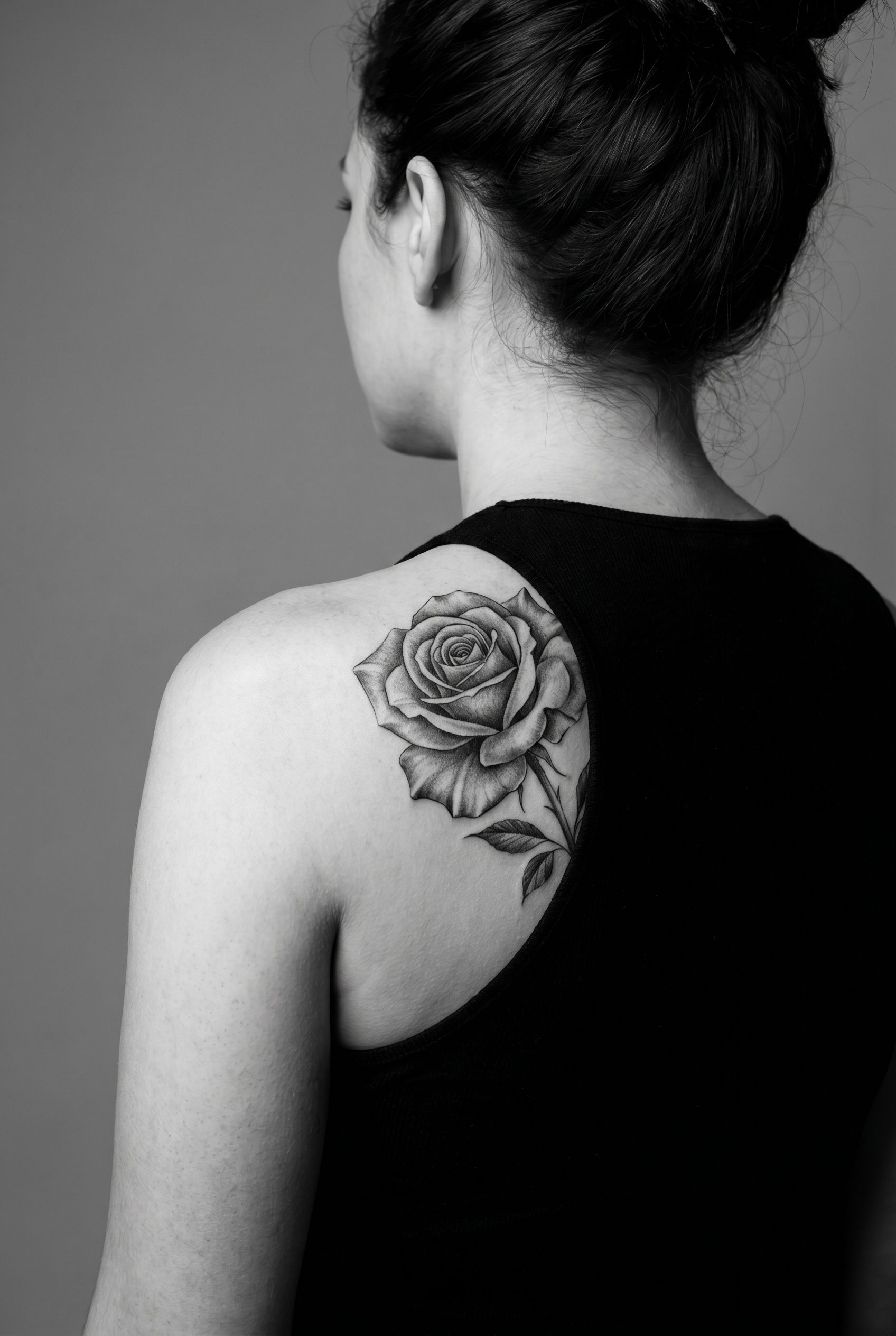Tatouage de roses realistes en cascade descendant de l'epaule vers la colonne vertebrale