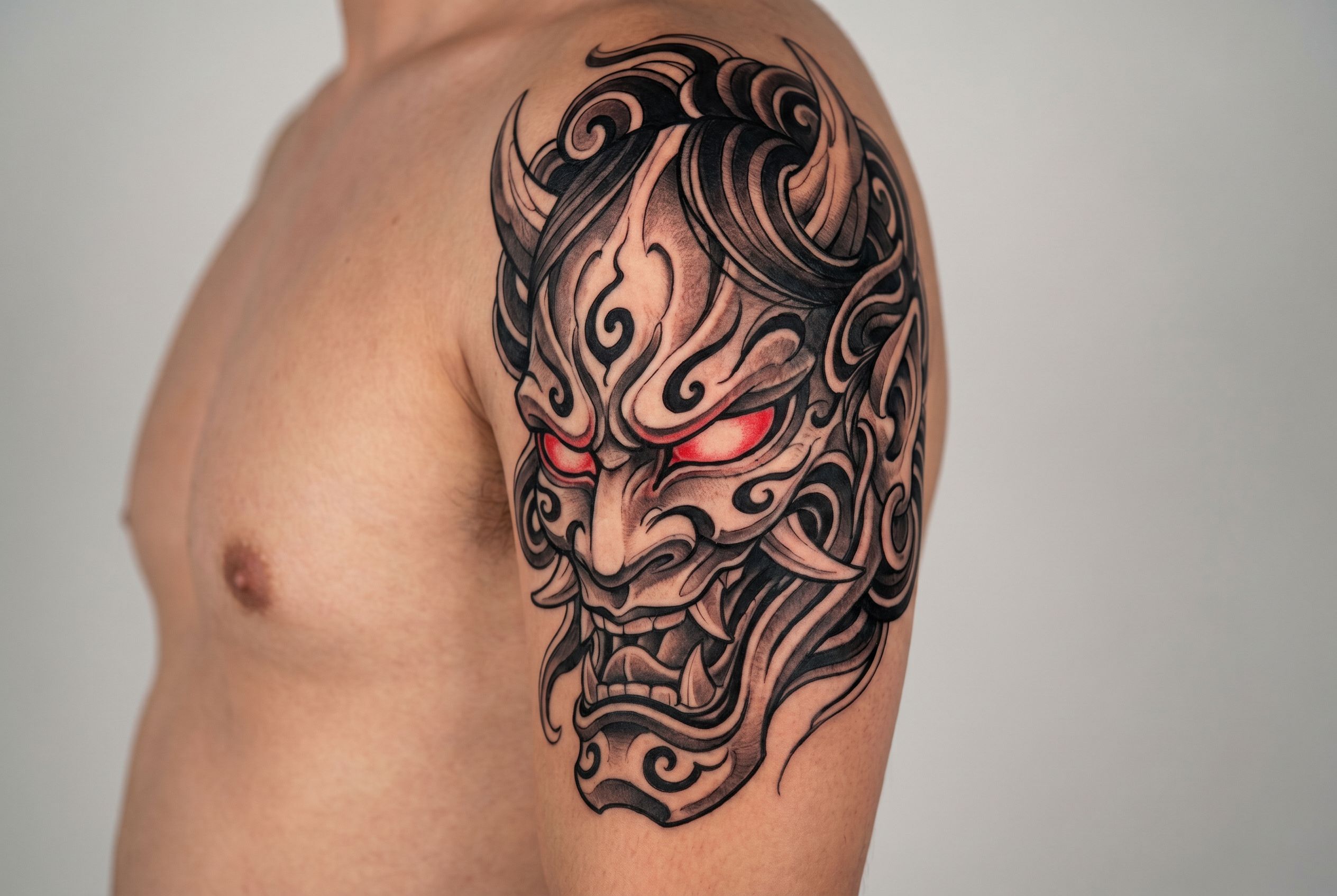 Tatouage Sukuna style manga sur le bras
