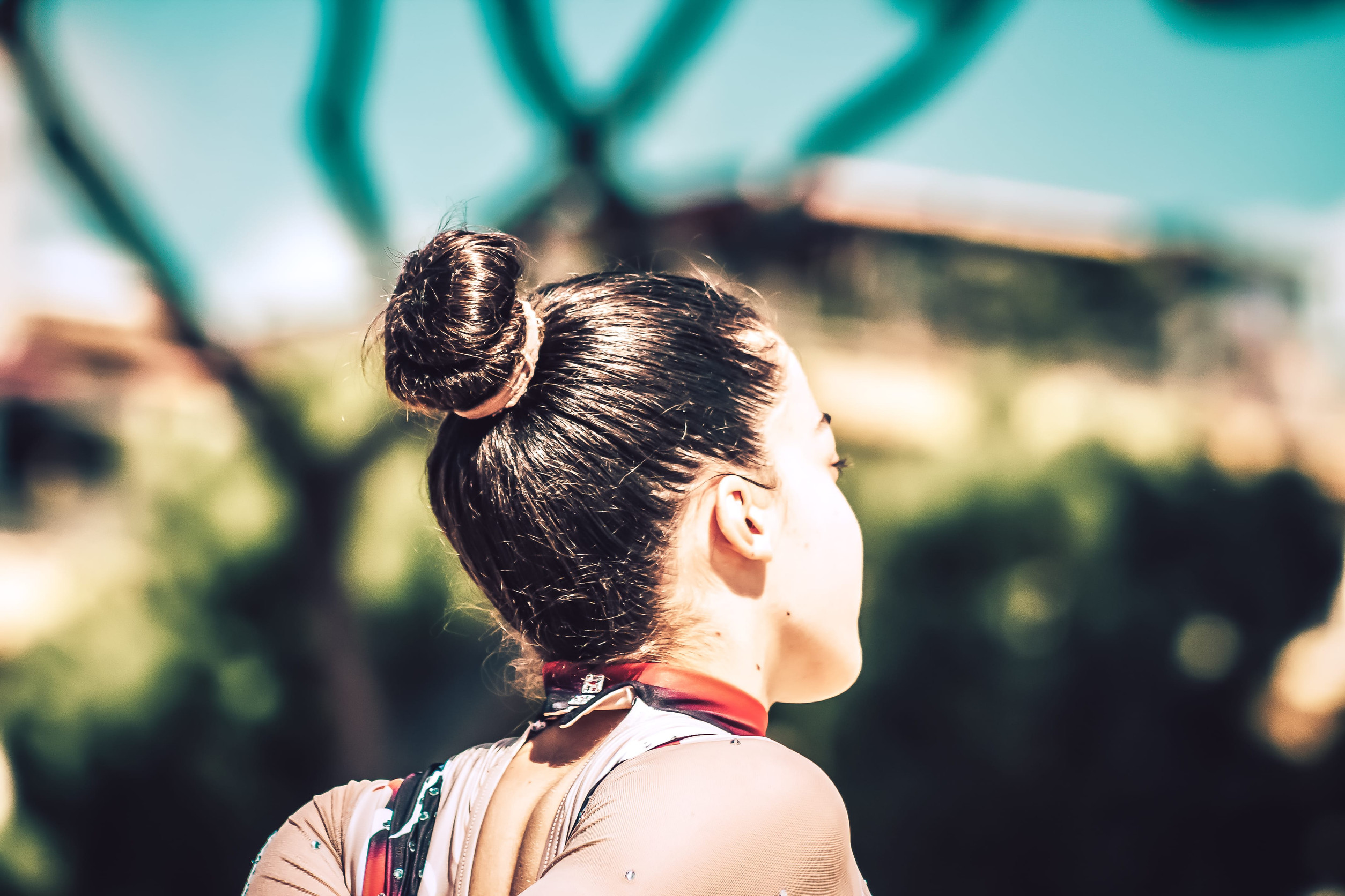 Look quotidien : comment réussir un chignon sans effort avec une pince à cheveux tendance ?