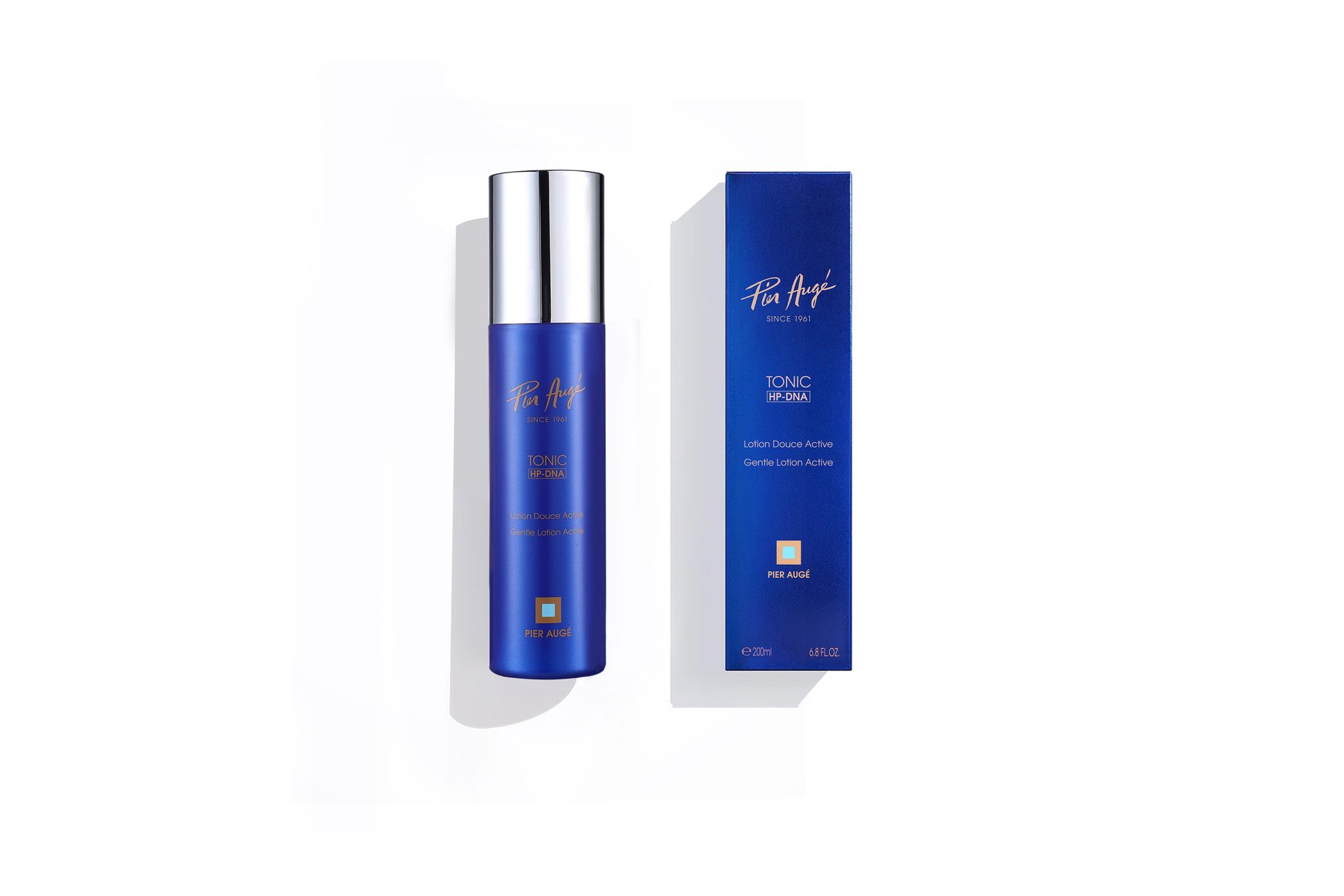 Flacon bleu de lotion tonique au PDRN Pier Augé présenté avec son étui sur fond blanc