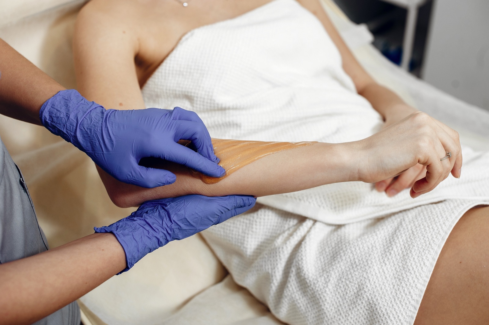 Comment choisir sa cire chaude sans colophane pour peaux sensibles